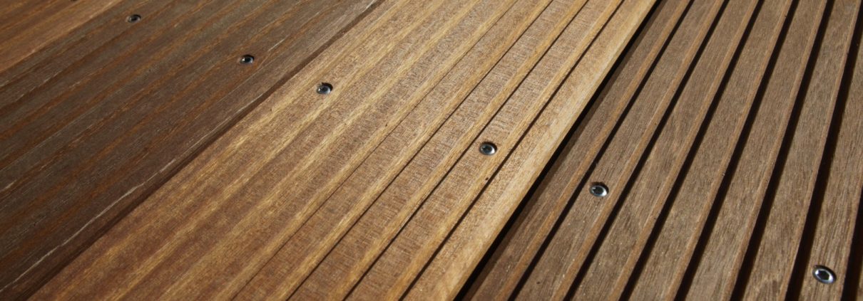 Edelholz oder Hartholz für die Terrasse: Wir restaurieren Holzterrassen in Berlin.
